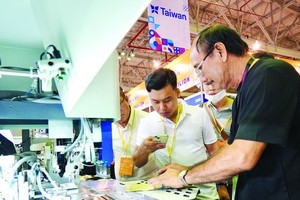 纺织品成衣展览会近日在本市举行，各家纺织品成衣企业有机会了解使用新技术的自动机器系统。