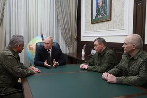 俄罗斯总统普京、俄罗斯国防部长绍伊古（左）和俄罗斯联邦武装部队总参谋长格拉西莫夫（右二）在顿河畔罗斯托夫特别军事行动部队总部举行会议。（图：Sputnik）