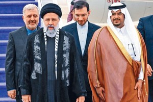 伊朗总统莱希(前左)11日抵达沙特首都利雅得出席特别峰会。（图：互联网）