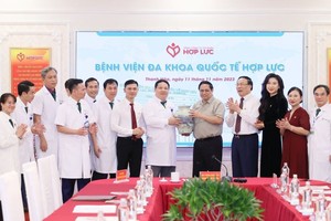 范明政总理向合力国际全科医院赠送纪念品。（图：越通社）