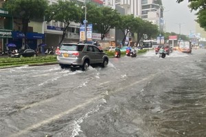 岘港因倾盆大雨，市区一片汪洋，各校暂停上课。（图：VOV）