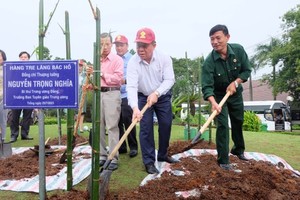 中央宣教部长阮仲义在守德市民族历史-文化公园所属礼品树园植树。