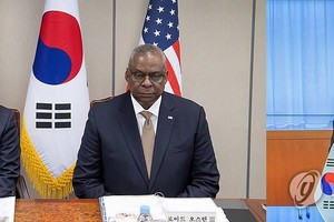 11月12日，在首尔龙山的国防部大楼，韩国国防部长官申源湜（左起）与美国国防部长劳埃德·奥斯汀以视频形式同日本防卫大臣木原稔举行会谈。（图：韩联社）