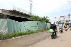 平新郡巴堪桥被停滞多年，民众只能通过狭窄的临时桥梁往来。