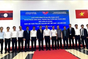 中央宣教部长阮仲义（中）同各位代表合影留念。（图：VOV）