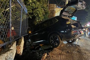 肇事汽车逆行撞倒三辆摩托车后冲上人行道并撞倒民房墙壁才停下。（图：陈维庆）