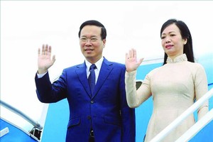 国家主席武文赏偕同夫人启程前往美国出席APEC领导人会议周及开展双边活动。（图：越通社）