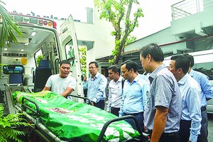 芹苴市卫生厅代表团参观本市115医院的医疗设备。