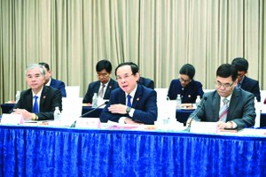 市委书记阮文年在会议上致词。