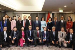 国家主席武文赏与各代表合影。（图：越通社）