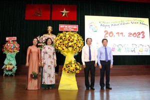 第五郡领导祝贺越南教师节。