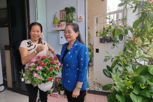 市人民议会主席阮氏丽探访学乐公寓华人家庭翁氏燕。