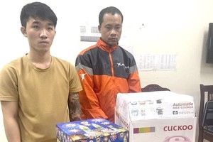 被抓获的两名歹徒及物证。（图：警方提供）