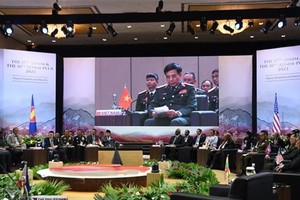 越南国防部部长潘文江大将发表讲话。（图：越通社）