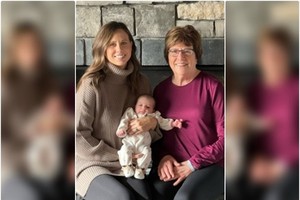 韦伯(左)和母亲谢尔(右)及女儿蒂冈合照。（图：互联网）