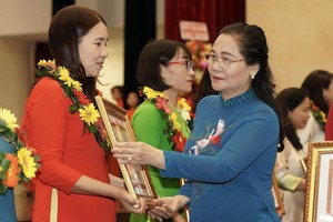 市人民议会主席阮氏丽向教师颁奖。（图：黄雄）