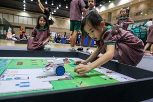 参赛学生让机械人移动。（图：互联网）