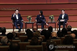 当地时间11月17日，在美国斯坦福大学，韩国总统尹锡悦（左）和日本首相岸田文雄（右）借出席亚太经合组织（APEC）第三十次领导人非正式会议之机举行座谈会。中间是胡佛研究所所长、美国前国务卿康多莉扎·赖斯。（图：韩联社）