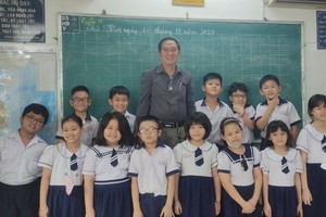 黄平老师与小学生合照。