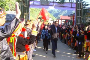 国会副主席陈光方上将（忠）出席北件省屯市县玉派乡昆村民居区的“全民族大团结”盛会。