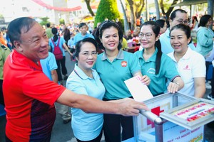 市越南祖国阵线委员会领导参加徒步募款活动。