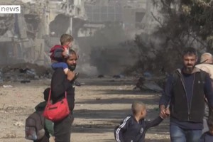 随着以军坦克轰鸣数百人徒步逃离希法医院。（图：Sky News视频截图）