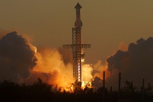 11月18日，在美国得克萨斯州博卡奇卡，“星舟”火箭发射升空。（图：新华社/AP）