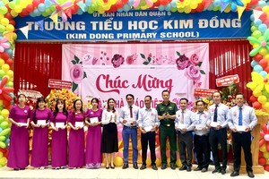 嘉奖获奖教师。