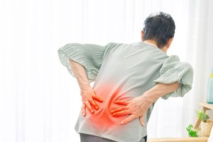 久坐姿势不良易“闪到腰”