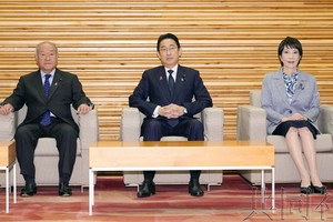 日本财务相铃木俊一（左起）、首相岸田文雄、经济安保相高市早苗等人出席内阁会议。11月20日上午摄于首相官邸。（图：共同社）