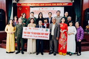 全国学校、医院获赠“邓垂簪书柜”