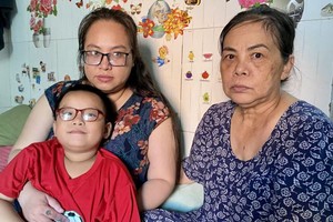 阮氏玉贤（右）与女儿和外孙。