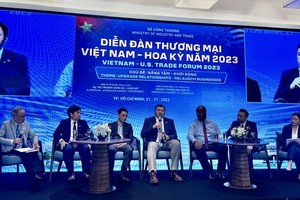 各代表出席“升级-启动”的越美贸易论坛。