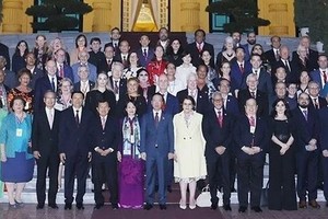 国家主席武文赏与国际代表合影。（图：越通社）