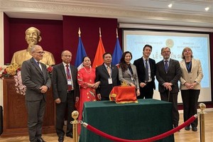 「皇帝之宝」金印转交仪式。