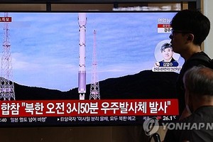 今年8月在首尔站候车室，市民收看有关朝导弹的电视新闻。（图：韩联社）