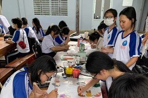 绘画俱乐部的画纸和颜料由武成名校长赞助。