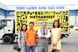 ABA Cooltrans正式给VietHarvest企业移交带有VietHarvest品牌的运输车。