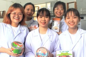 用心研制各种低脂通心粉的市工商大学５名女学生合照。