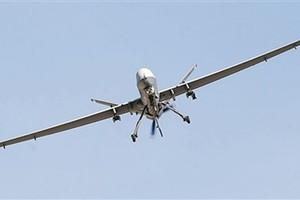 由ChatGPT启动的AI革命加速推进，从电子商务到医疗，从科学研究到娱乐，各行各业都少不了AI的身影。图为一架飞行中的MQ-9“收割者”无人机。