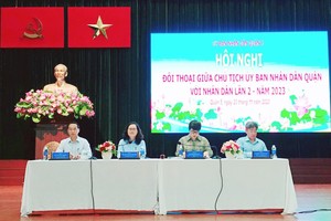 第五郡领导与人民进行对话。