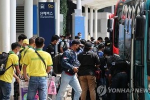 准备搭乘机场巴士的外国人。（图：韩联社）