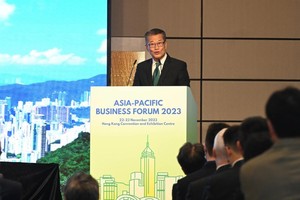 中国香港特区政府财政司司长陈茂波22日在亚太商业论坛致辞。（图：互联网）