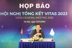 越南纺织品成衣协会主席武德江在新闻发布会上发言。（图：秋庄）