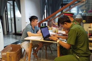 警方突击黎河南的住所进行搜查犯罪证据。（图：广南报）