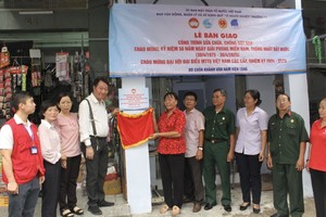 第十一郡第十一坊领导和庆云南院住持周华邦向退伍军人一户移交修缮“温情屋”工程。