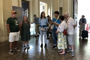 外籍游客参观胡志明市博物馆。