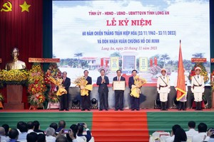 隆安省荣获胡志明勋章