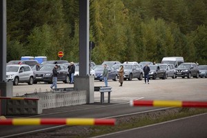 在芬兰边境检查站，从俄罗斯开往芬兰的汽车排成长龙。（图：路透社）