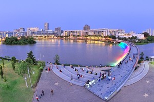 富美兴新月湾湖-星光桥区域将设为商业、美食和文化步行街，面积为9000平方米。（图：登科）